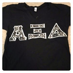 V-neck stitch letter shirt